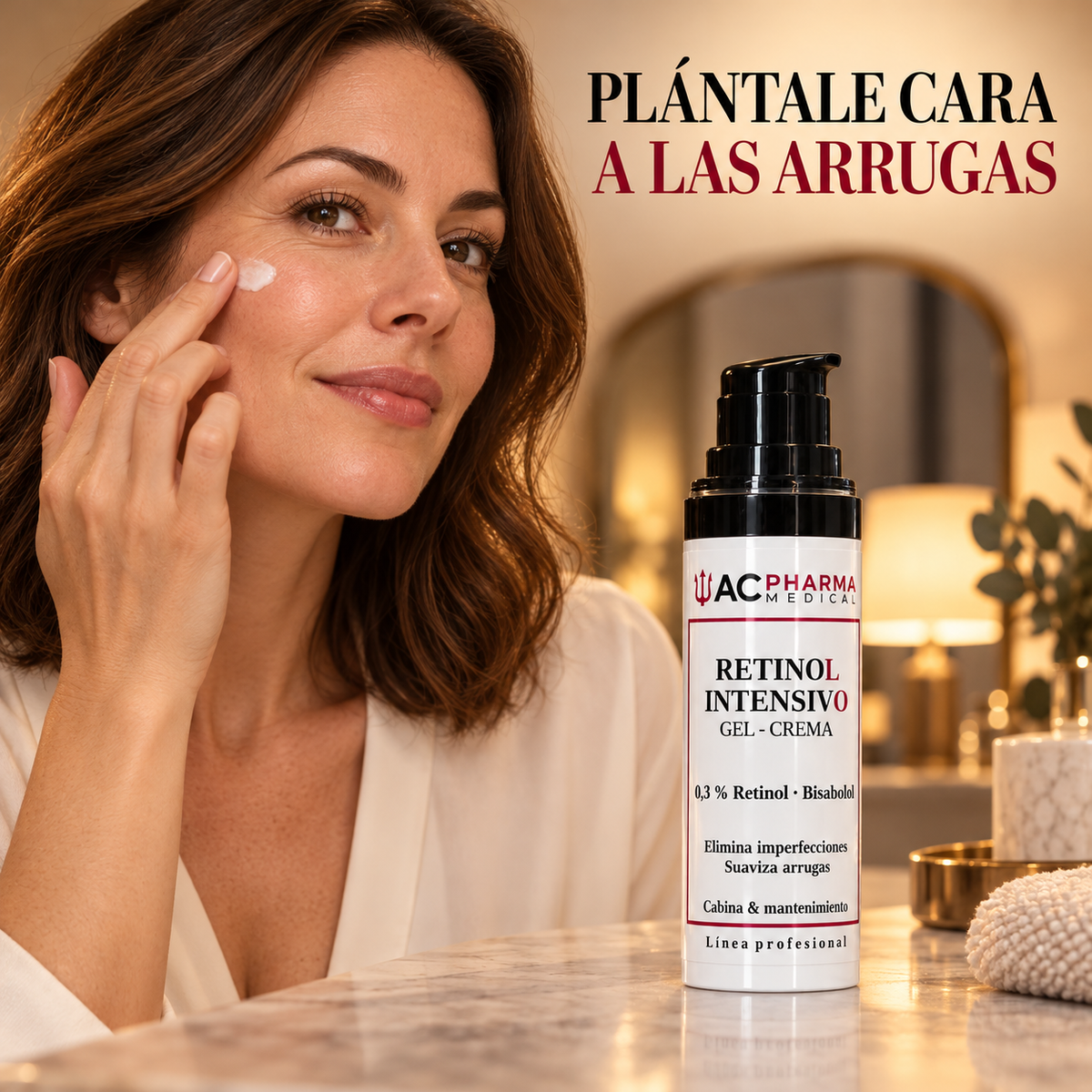 Mujer aplicándose la crema facial con retinol 0,3 % de ACpharma Medical.